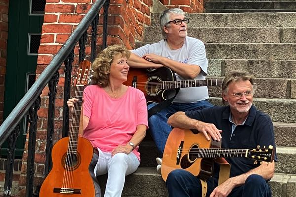 Bandfoto 3 LivinStrings Treppe 3-2